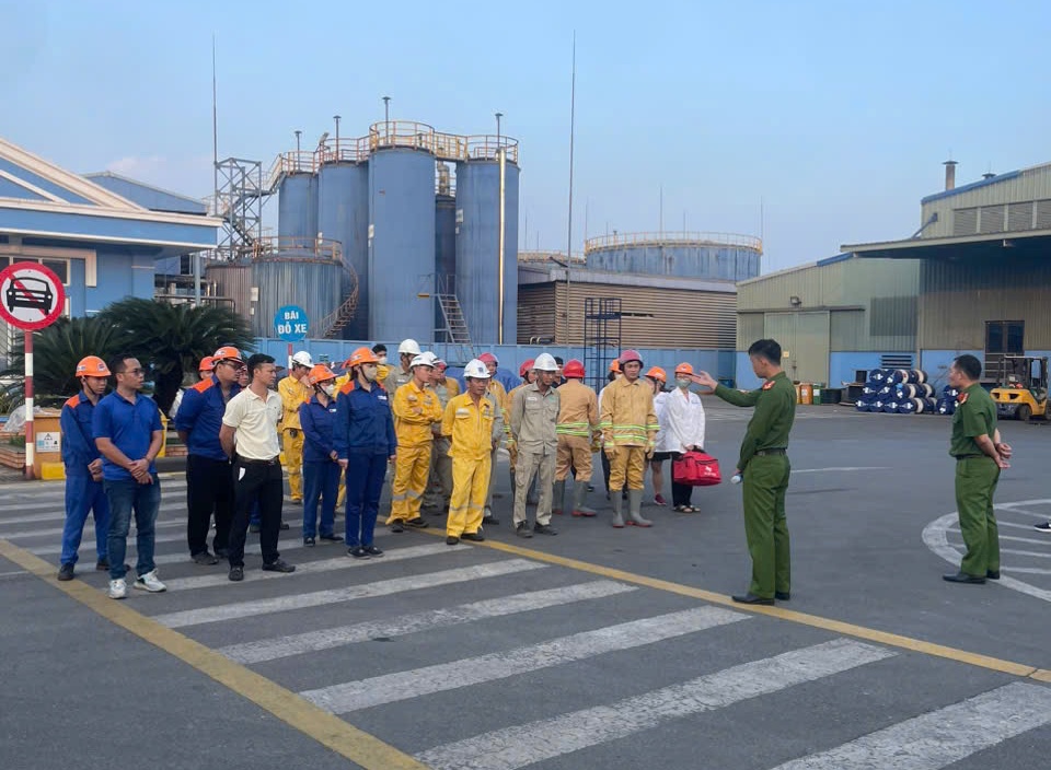 Cụm doanh nghiệp an toàn PCCC Sở Dầu: Tổ chức tuyên truyền kiến thức về PCCC, CNCH và thực tập kỹ năng xử lý khi có tình huống cháy nổ
